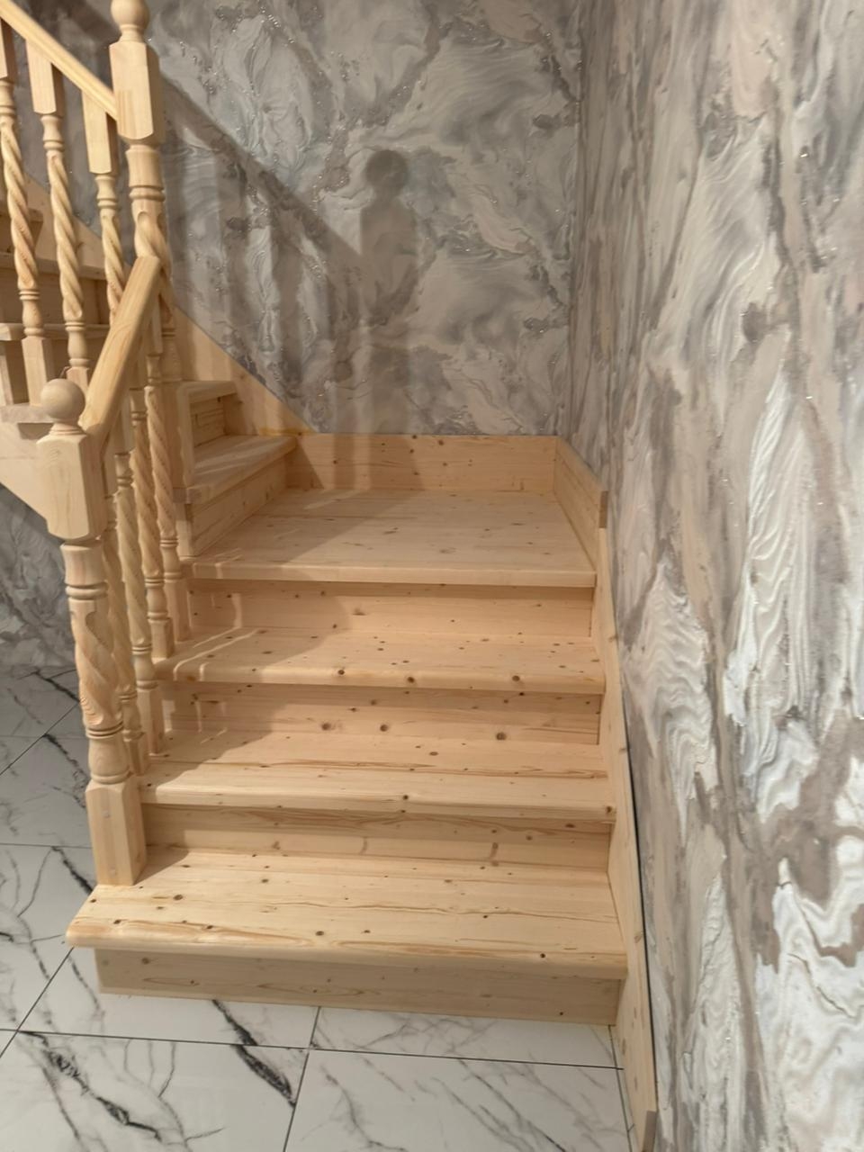 Изготовление и монтаж поворотной лестницы на второй этаж из дерева в Уфе, Уфимском районе 