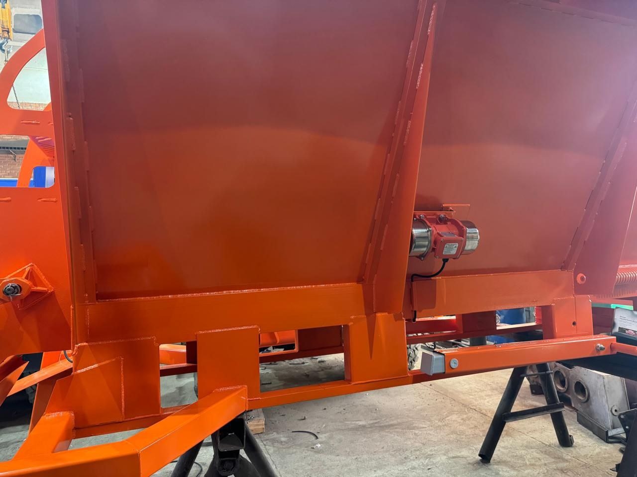 Электровибратор для бункера пескоразбрасывателя