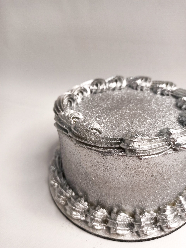 невысокий торт с рюшами и большой короной золотого цвета