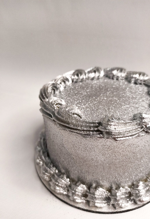 невысокий торт с рюшами и большой короной золотого цвета