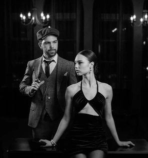 Тематический реквизит для игры Мафия: бутафорское оружие, шляпы и деньги в стиле Чикаго 30-х