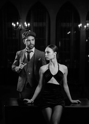 Тематический реквизит для игры Мафия: бутафорское оружие, шляпы и деньги в стиле Чикаго 30-х