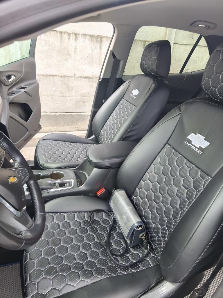 Новый установленный авточехол в салоне автомобиля