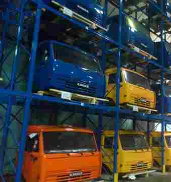 Кабины грузовиков хранящиеся на паллетных стеллажах