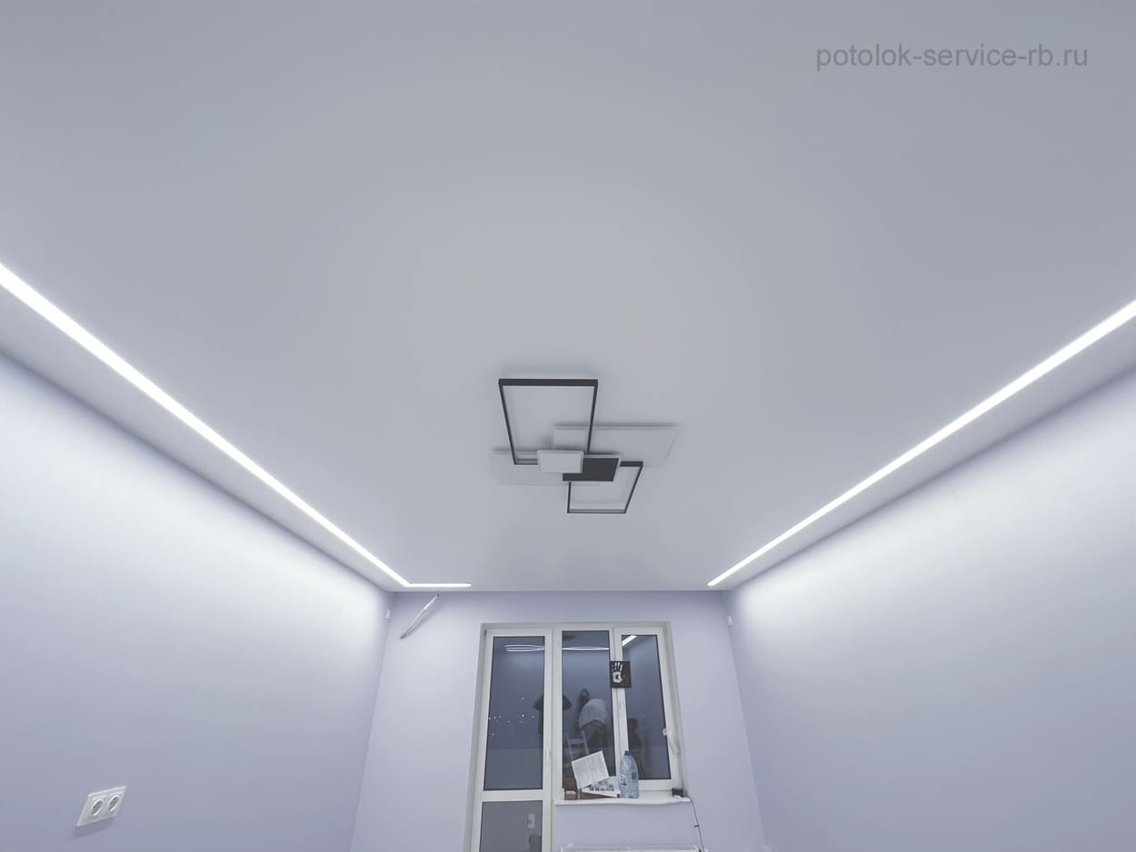 Потолок натяжной со световыми линиями
