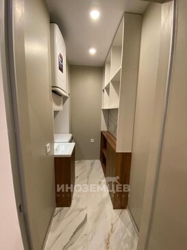 Напольный шкаф в ванную комнату с открытыми полками и нишей для бойлера