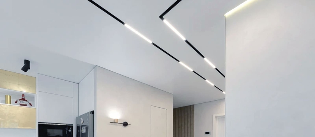 Трековое освещение на натяжном потолке