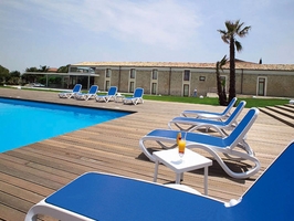 Шезлонг у бассейна