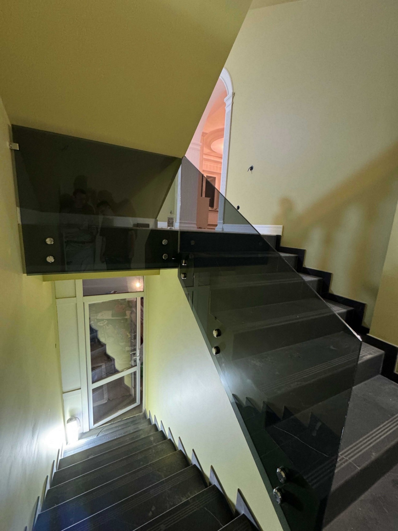 Изготовление лестниц со стеклянным ограждением на второй этаж в Уфе от компании Brent Wood 