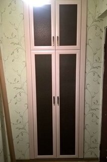 Встроенный шкаф с распашными дверями МДФ вставки эко кожа