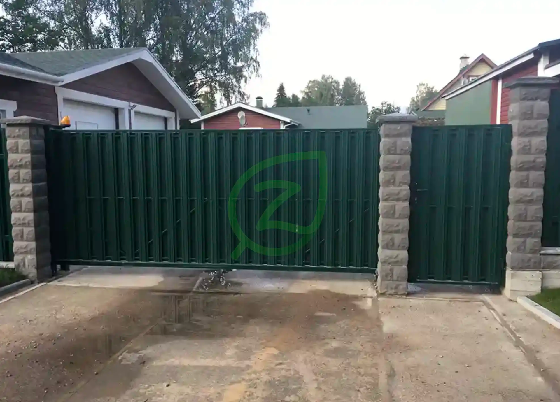 Ворота откатные на блочных столбах зеленого цвета 