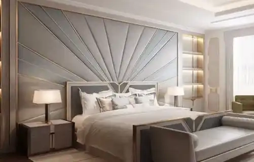 Мягкие стеновые панели с латунным молдингом