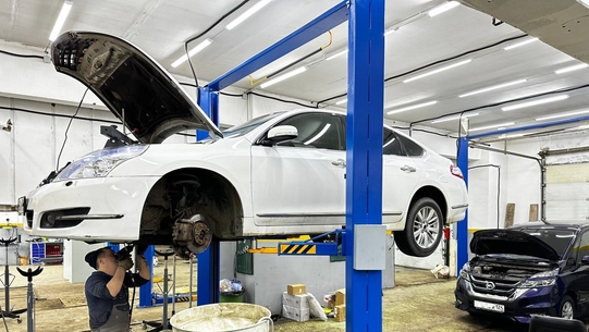 Мастер проводит диагностику и ремонт подвески автомобиля в автосервисе на Северном шоссе, 9 в Красноярске