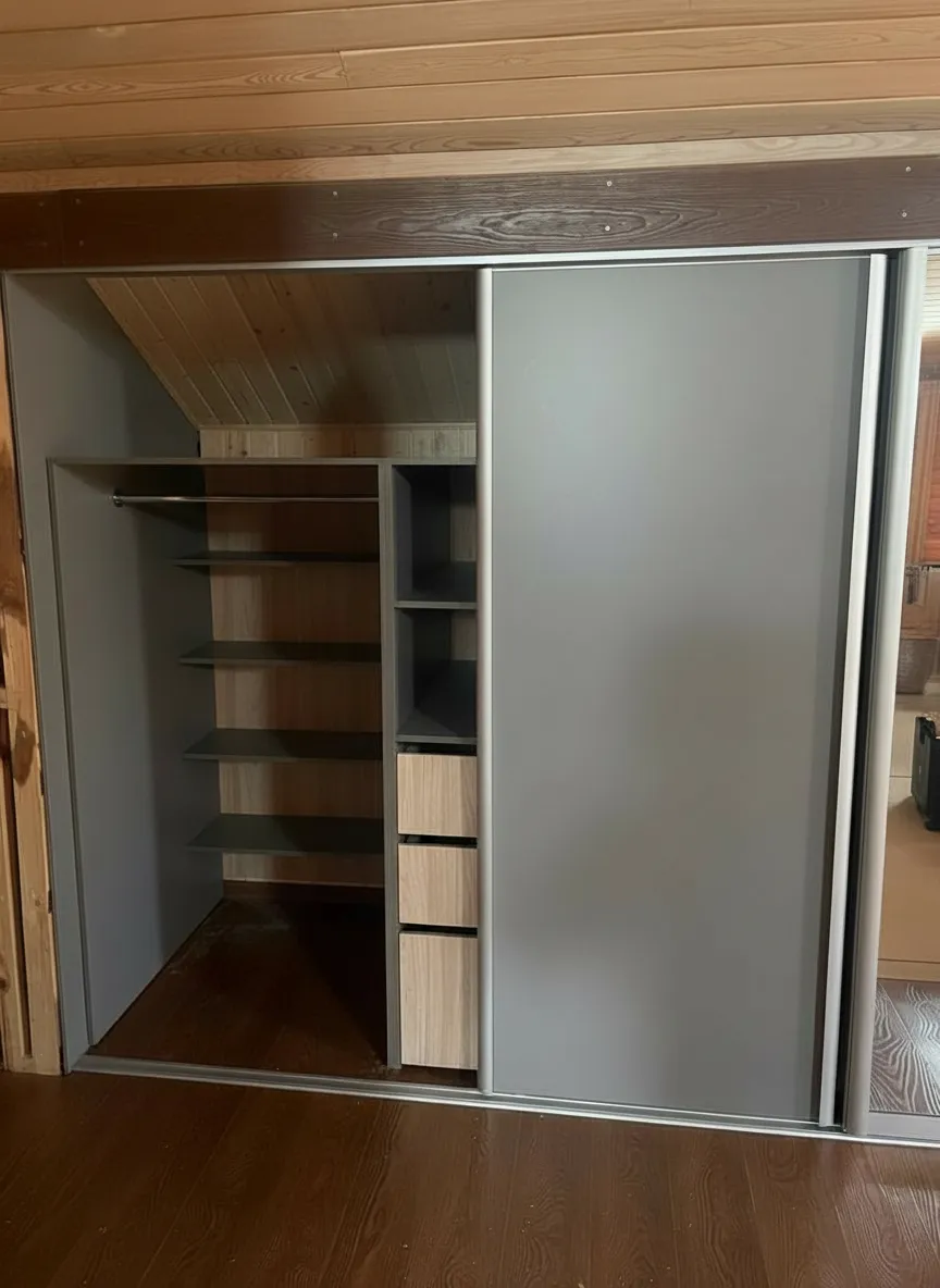 Шкаф-купе в мансарду зеркальный скошенный фасад - фото реализованного проекта в Санкт-Петербурге