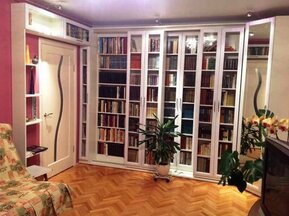 Распашной книжный шкаф во всю стену