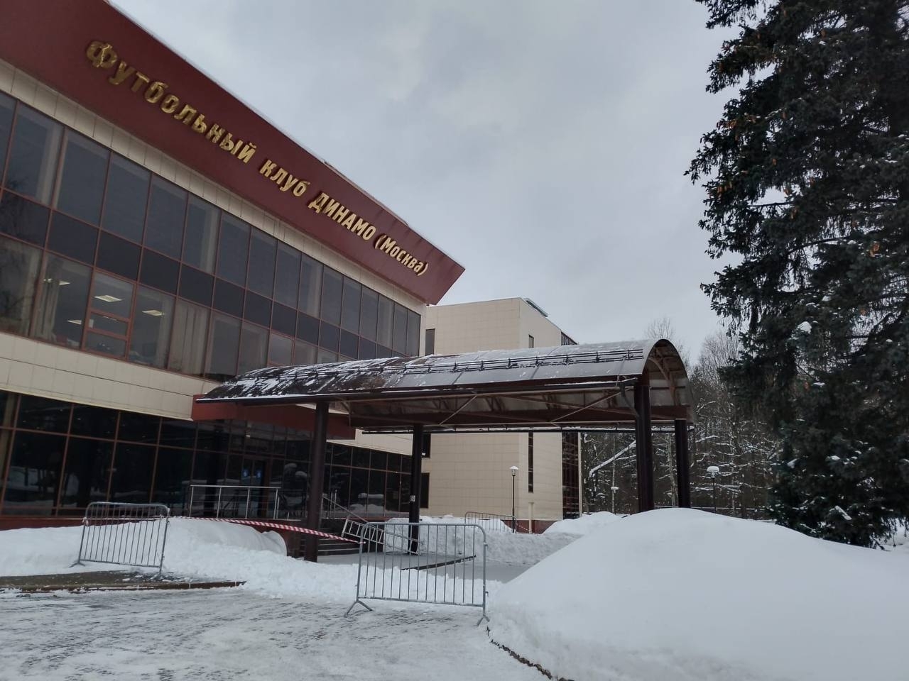 очистка крыш зданий снега льда	