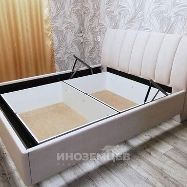 Двуспальная мягкая кровать с парящим эффектом в интерьере спальни