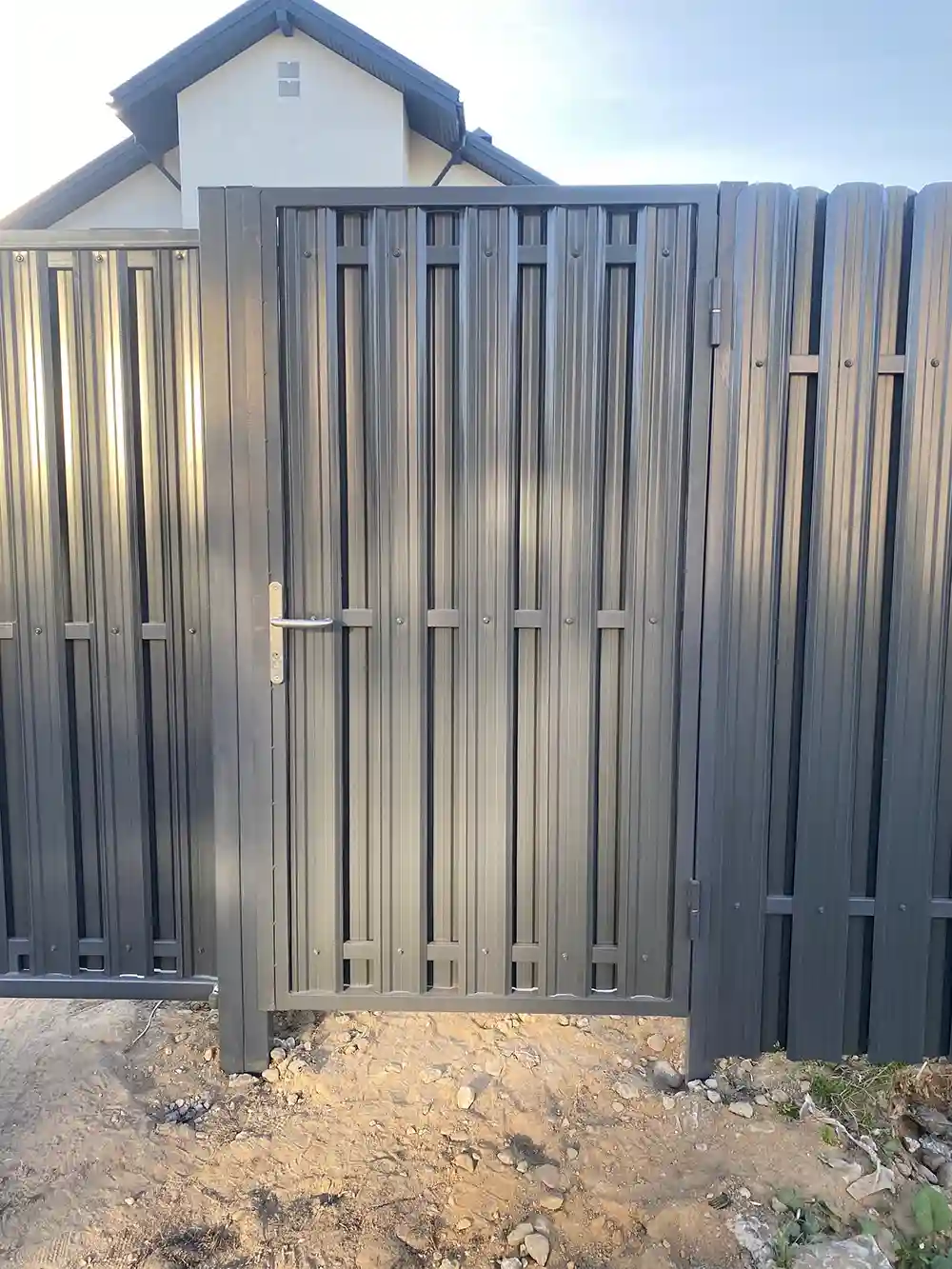 Калитка из штакетника с замком в цвете 7024