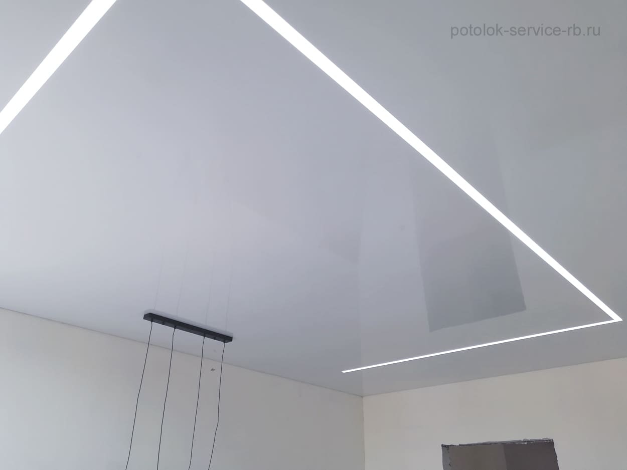 Световая линия на белом глянцевом потолке