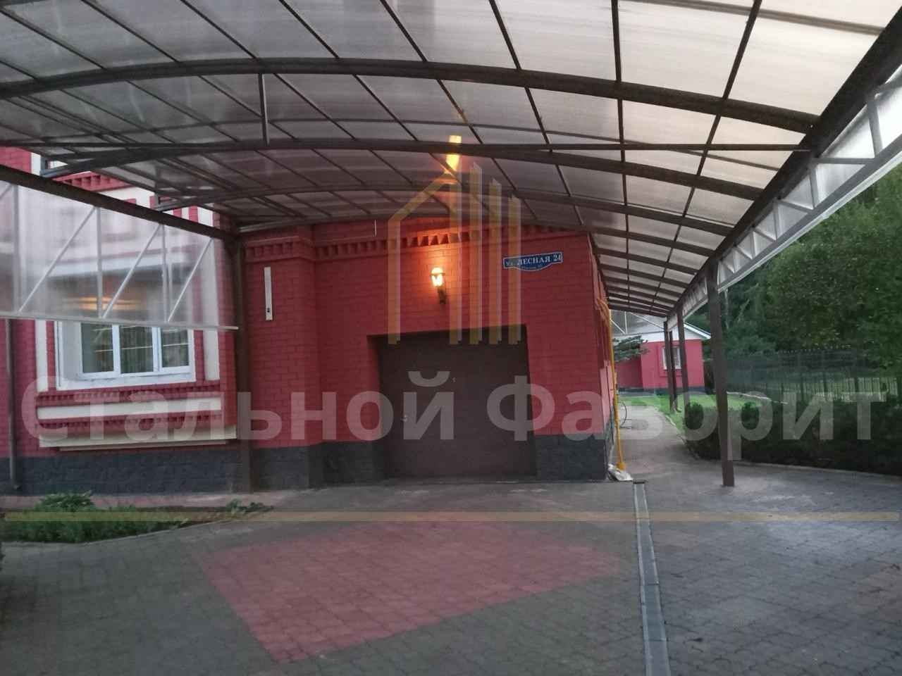 Примыкающий к дому навес из поликарбоната