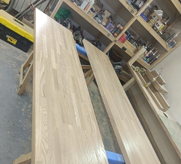 Изготовление угловых подоконников из дерева на заказ в Уфе от компании ЭкоМассивУфа