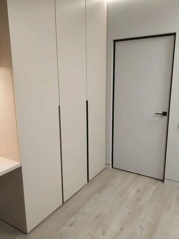 Минималистичный шкаф с черными ручками в ЖК «VALO Hotel City»