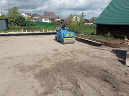 Ездит каток для подготовки фундамента