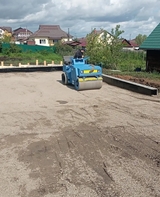 Ездит каток для подготовки фундамента