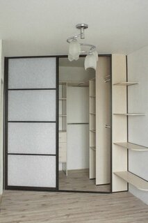 Встроенный большой угловой шкаф купе на заказ