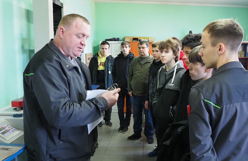 субботник на заводе