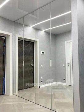 Современный шкаф-купе с зеркальными фасадами в интерьере прихожей