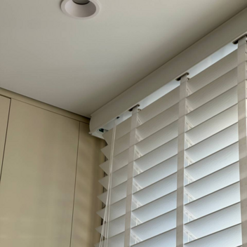 Рулонные шторы день ночь на окно