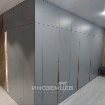 угловой шкаф в прихожую в сером цвете