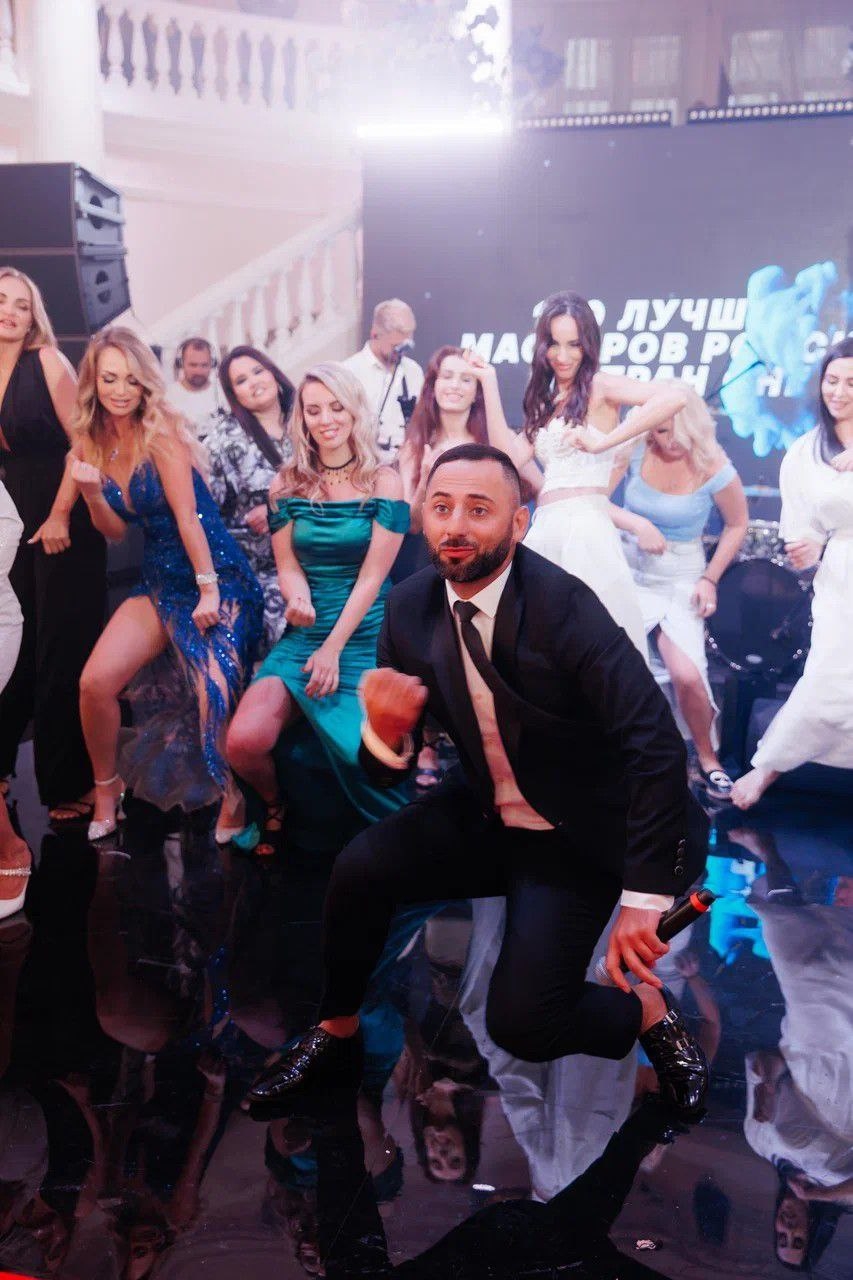 Профессиональный ведущий с самыми теплыми шутками как погода в Адлере