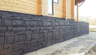 Отделка кирпичного цоколя дома из бруса