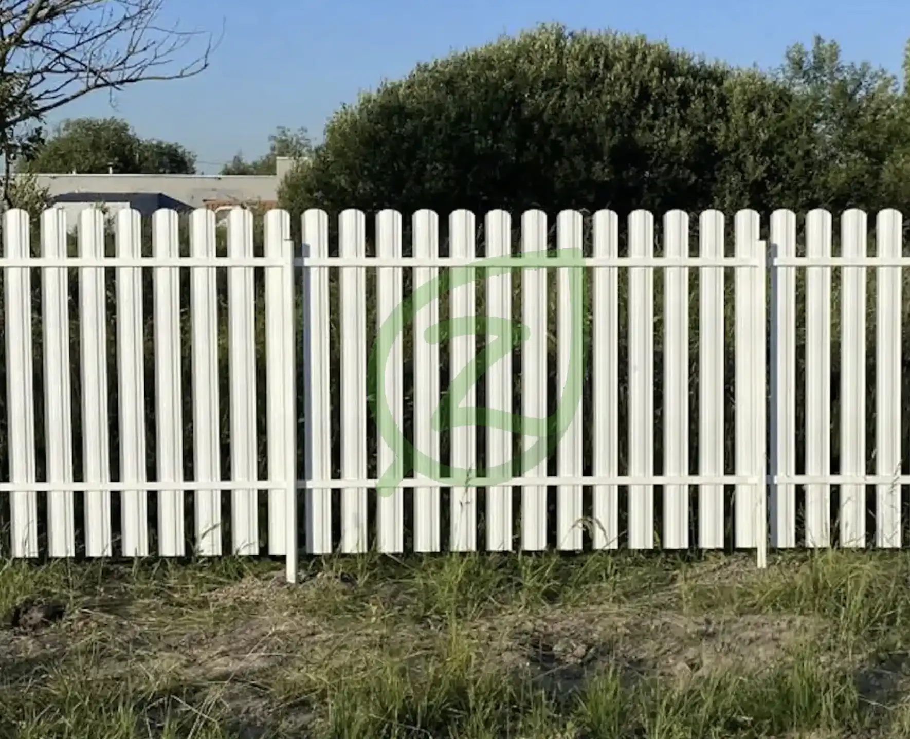 Забор из штакетника белый