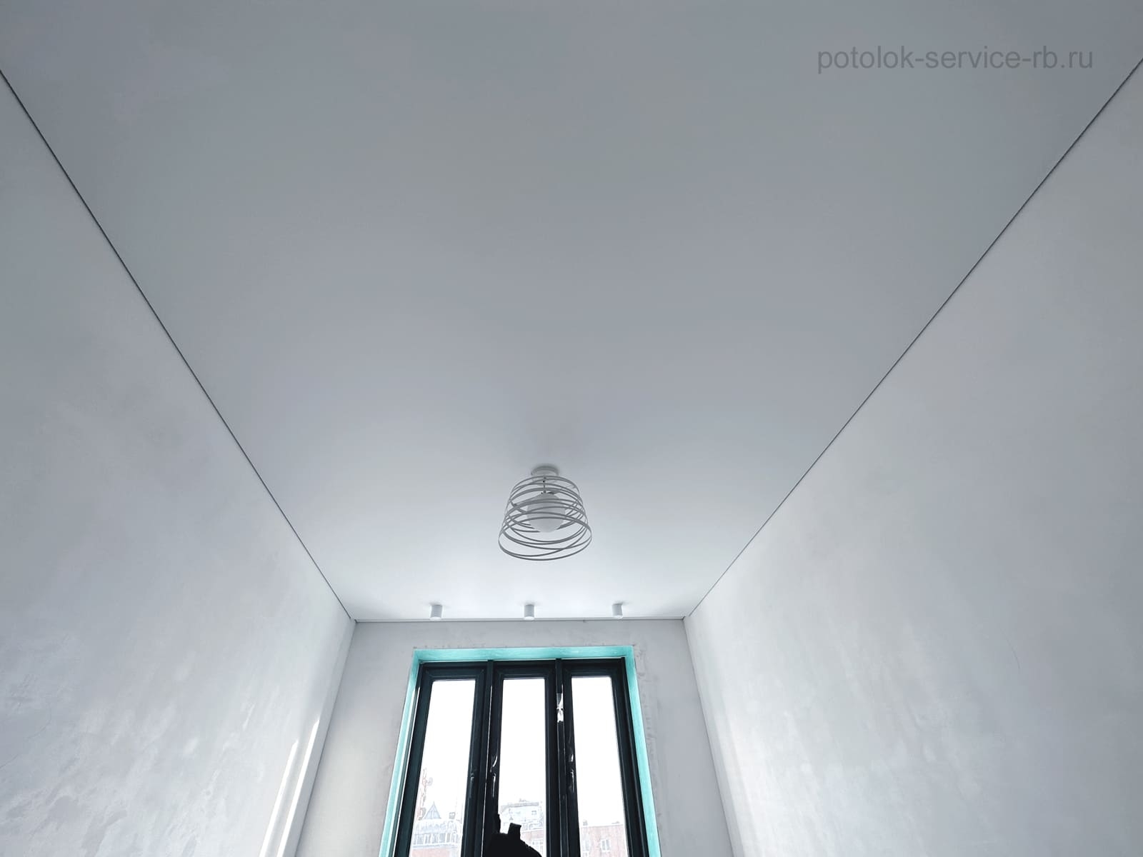 Одноуровневый натяжной потолок