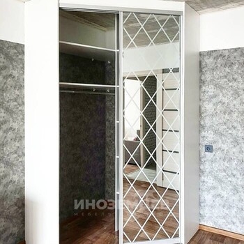 Угловой шкаф-купе с зеркальными фасадами (ромбы)
