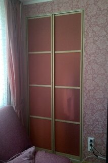 Встроенный распашной шкаф в спальне