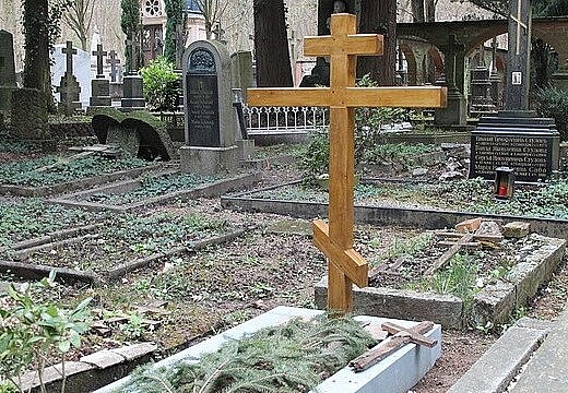 Образец гранитного памятника от мастерской Леонардо.