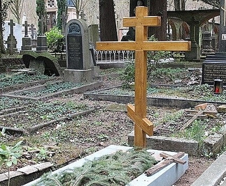 Образец гранитного памятника от мастерской Леонардо.