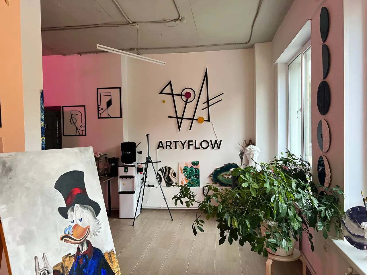 Основной зал студии ARTYFLOW в Белгороде для проведения арт-корпоративов и тимбилдингов