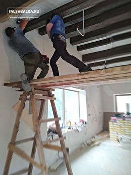 крашенные балки из лиственницы
