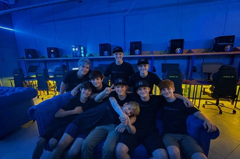 Дети на сборах по компьютерному спорту в компьютерном клубе