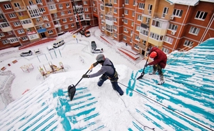 Чистка снега с крыши 