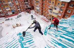 Чистка снега с крыши 