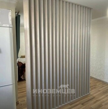 Декоративная рейка-перегородка зонирование кухни вид сбоку