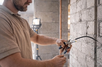 поиск проводки в стене