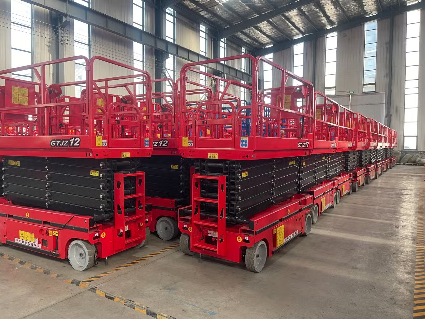 Ножничный подъемник Kinglift модели GTJZ12 с рабочей высотой 12 метров и грузоподъемностью 320 кг на