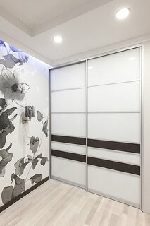 Встроенный шкаф купе двери белое стекло с черным